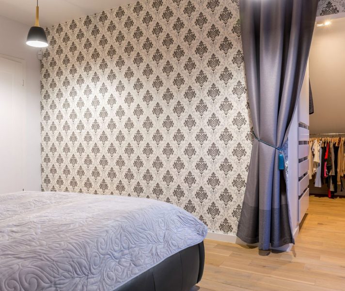 bedroom-with-wallpaper